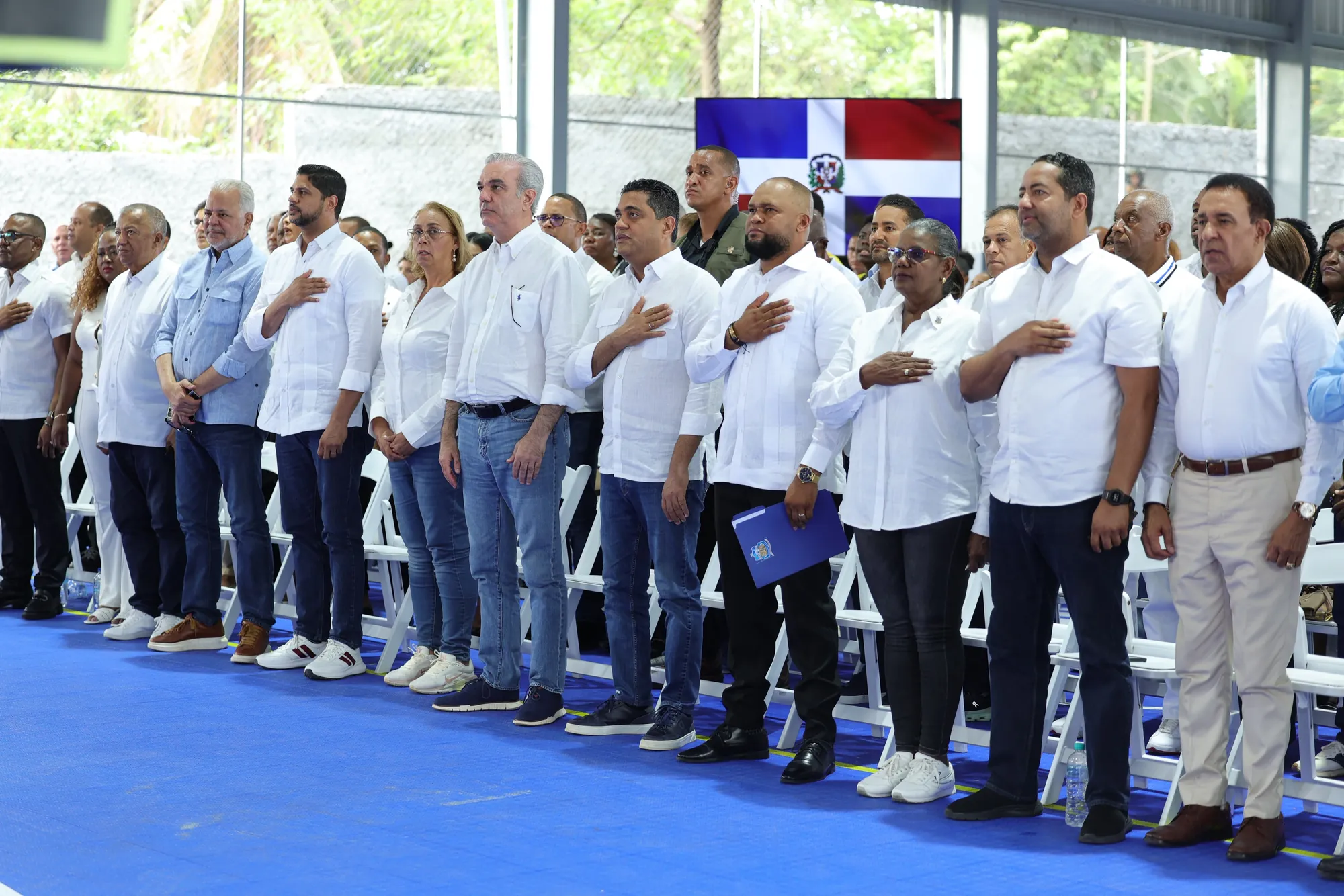 Entrega del techado multiuso del distrito municipal El Carril, en Haina