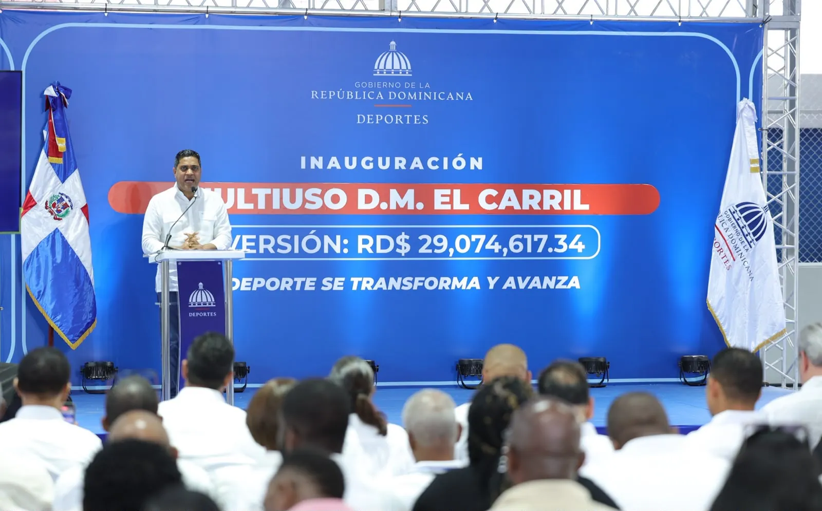 Presentes en la entrega del techado multiuso de El Carril, Haina