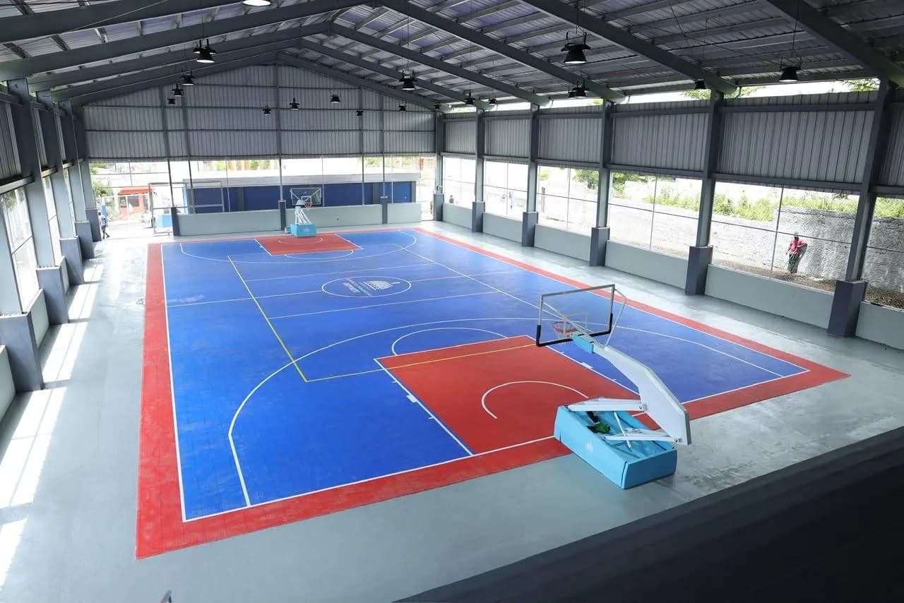 Comunidad de El Carril durante la entrega de la instalación deportiva
