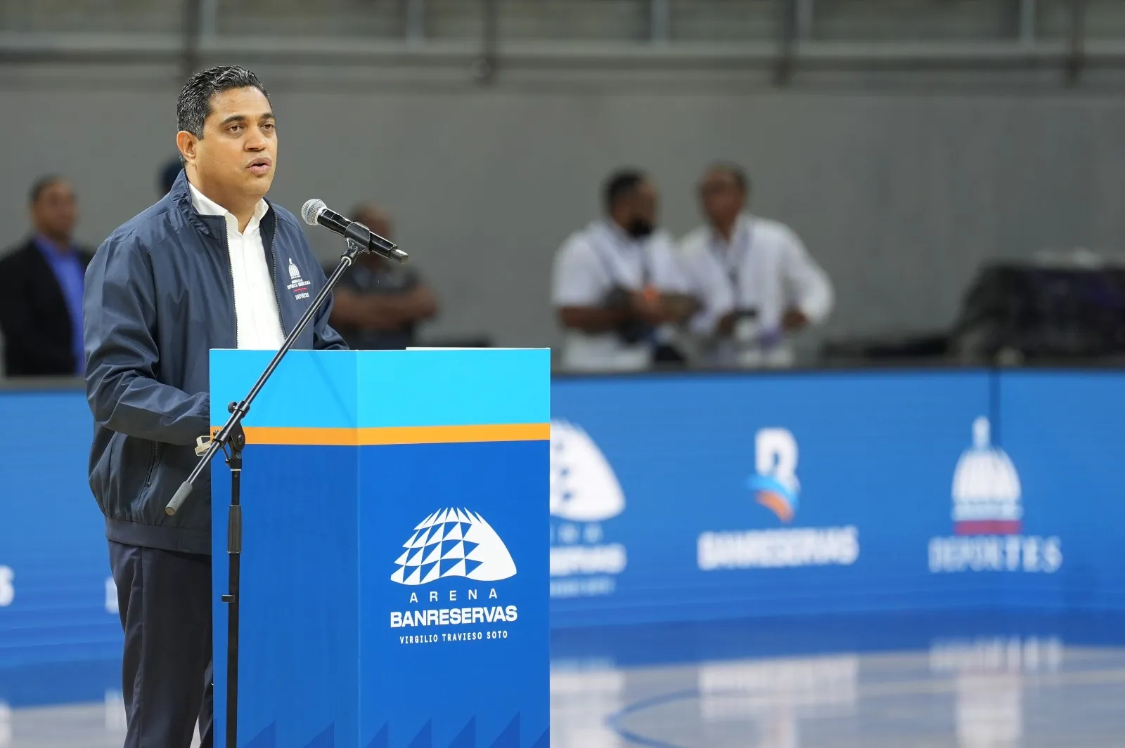 Kelvin Cruz habla en un acto celebrado en una arena de baloncesto