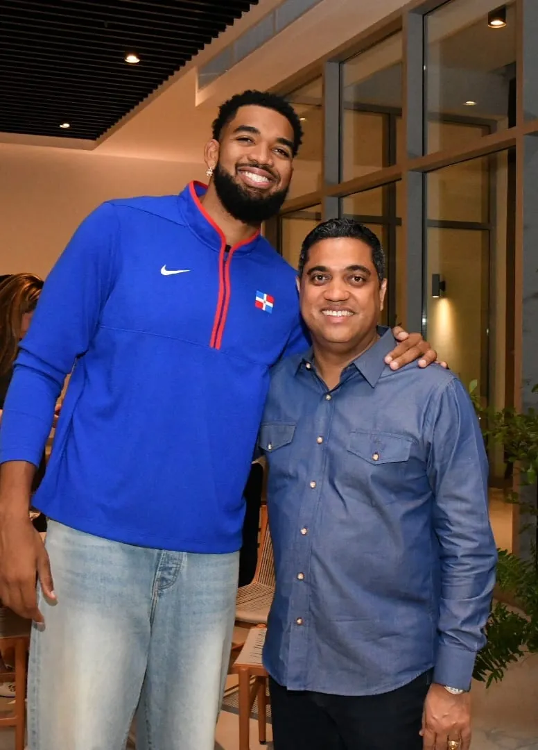 Kelvin Cruz junto a un jugador de la selección dominicana de baloncesto