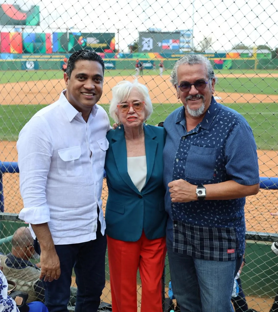 Kelvin Cruz acompañado de invitados en un estadio de béisbol