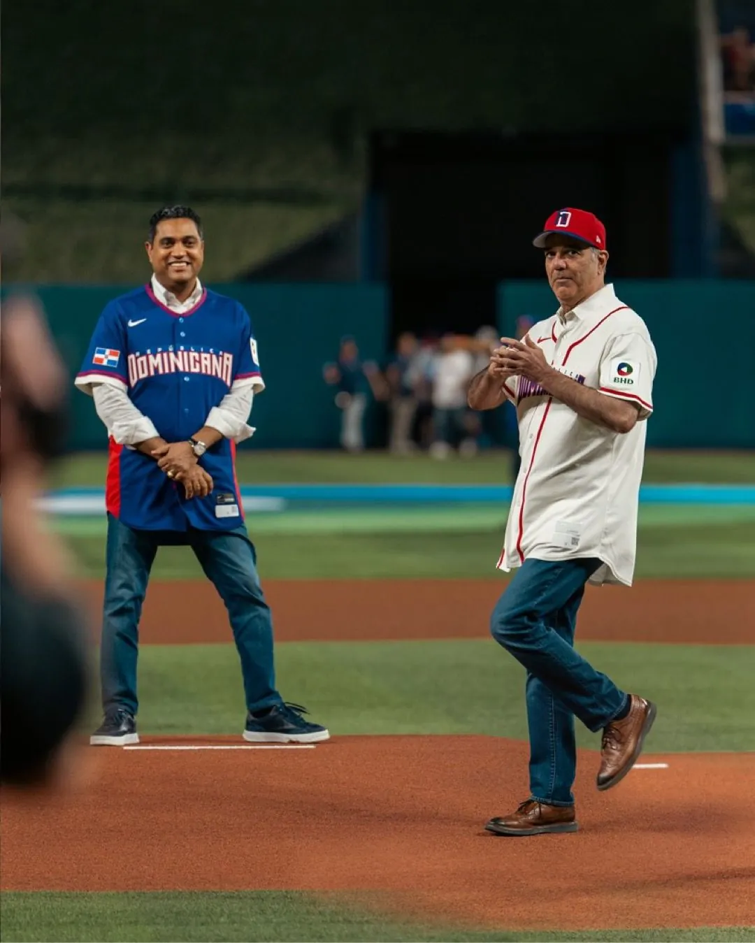 Kelvin Cruz en el terreno de un estadio de béisbol durante un acto protocolar