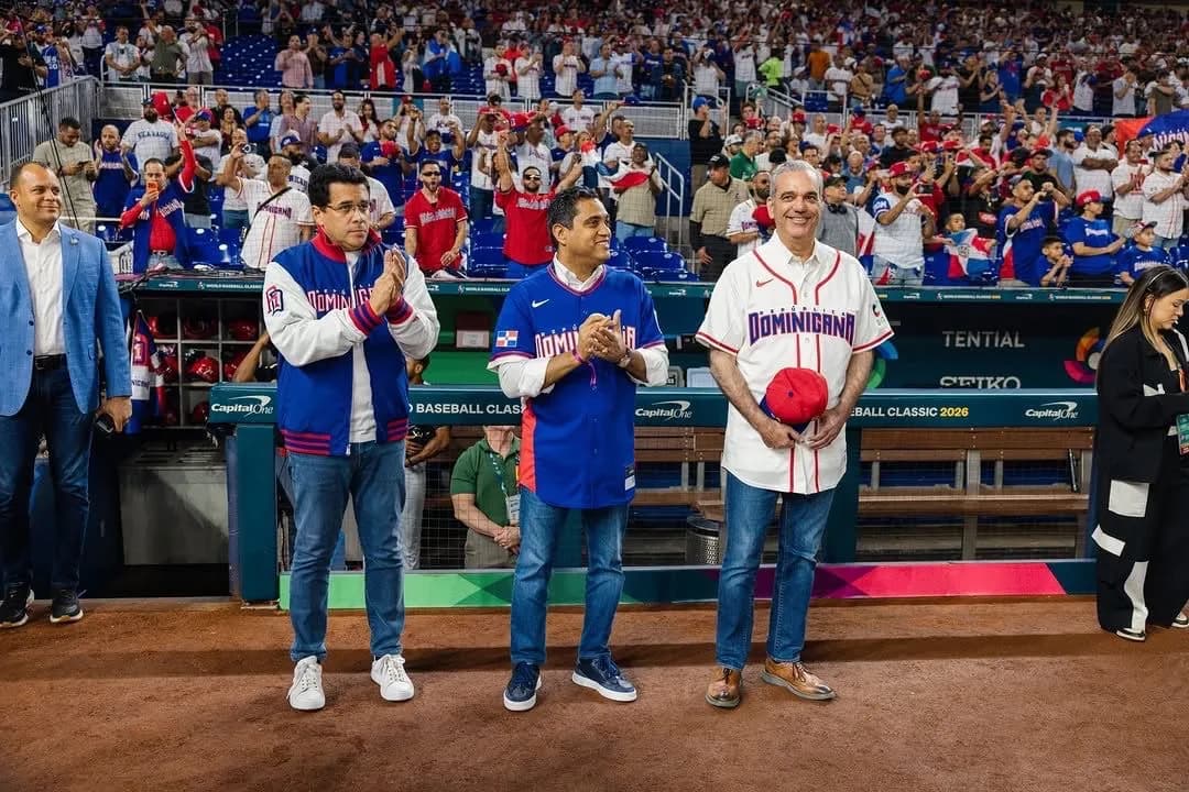 Kelvin Cruz en un estadio lleno de público durante una actividad deportiva