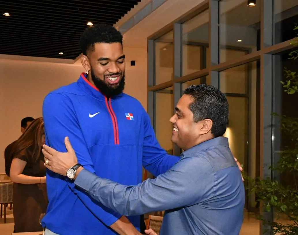 Kelvin Cruz saluda a un atleta de la selección dominicana de baloncesto