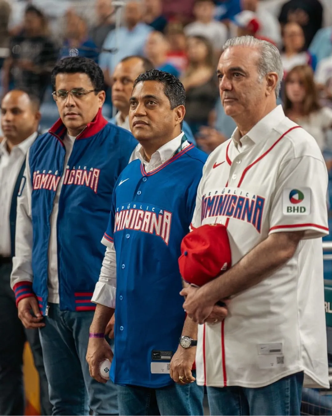 Kelvin Cruz con la chaqueta de la selección dominicana en un acto deportivo